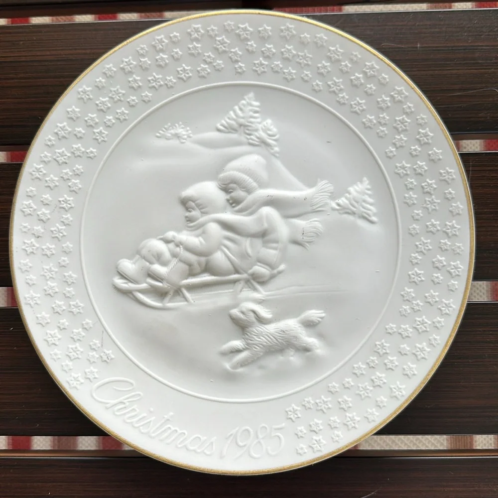 Avon “A Childs Christmas” 1985 Christmas Bisque Porcelain Plate Series 24KT Rim